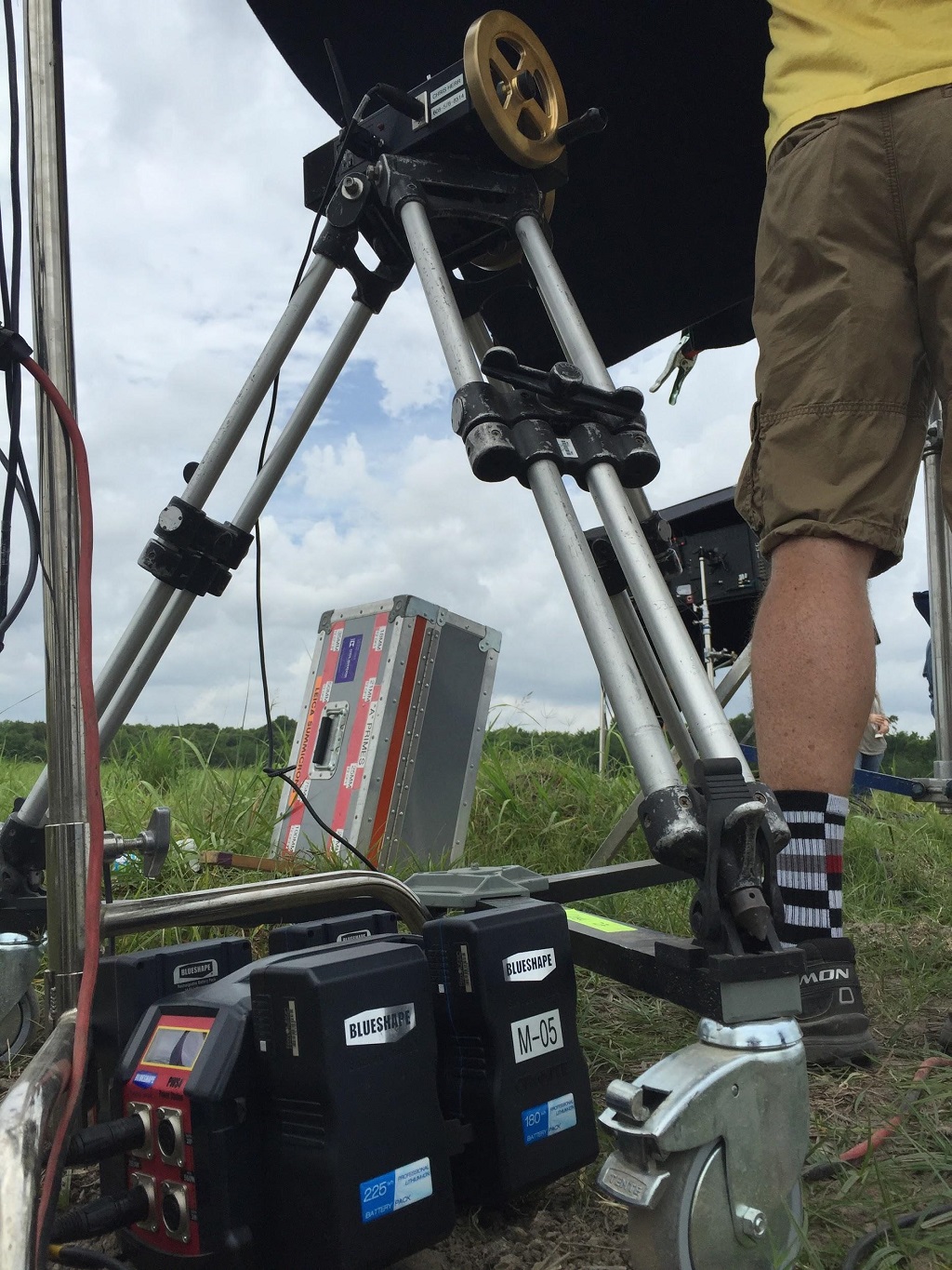 Here is the power station in action to power the operator’s monitor and the Klassen SlingShot wheels to operate the MōVI M15.