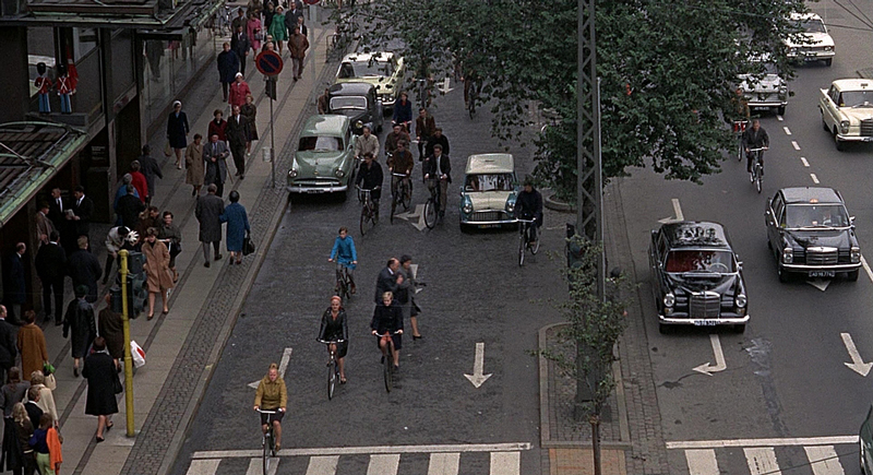 Bustling Street in Topaz (1969) - Hitchcock's rule