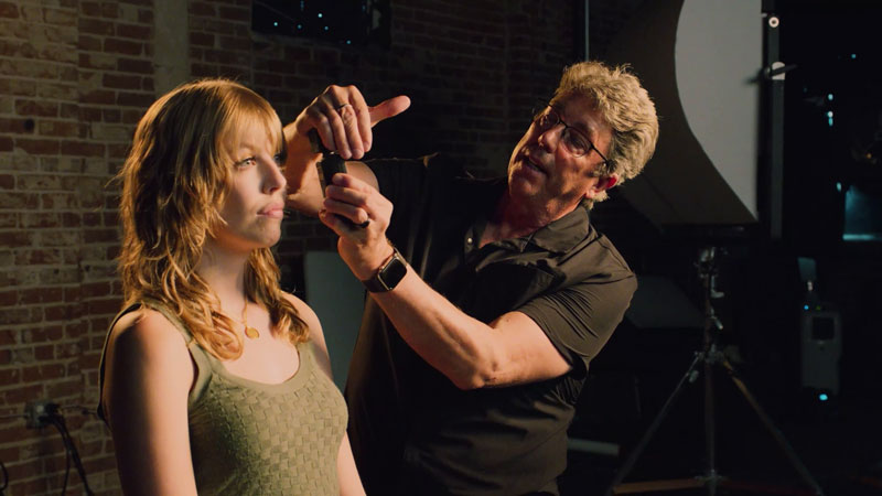 Shane Hurlbut, ASC uses light meter in Cinematic LIght Quality Masterclass