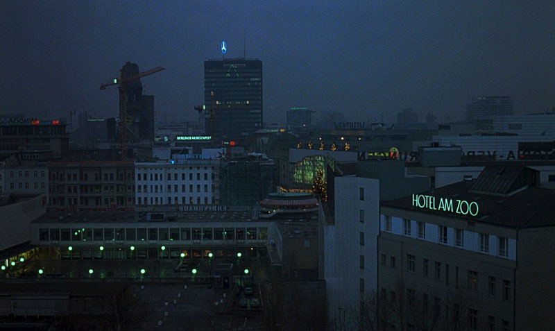 The use of the color blue in Wings of Desire (1987) | Argos Films