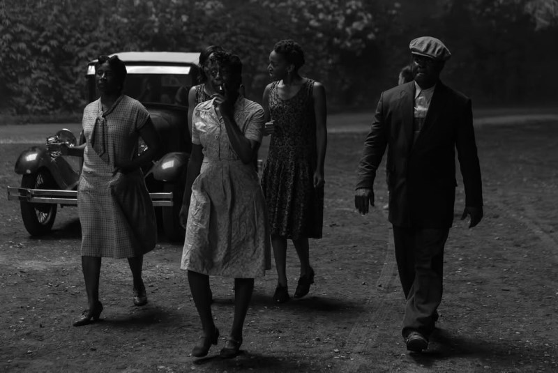 Black and white behind the scenes photo of extras in Sinners film